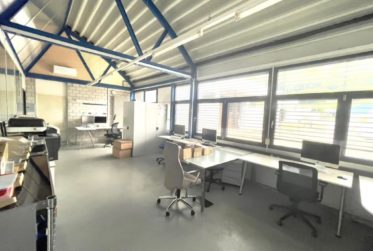 Immeuble commercial avec halle industrielle