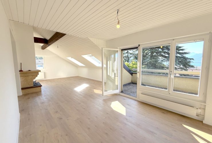 Grand appartement de 3.5 pièces avec balcon, au dernier étage