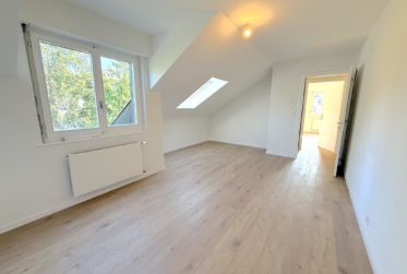 Grand appartement de 3.5 pièces avec balcon, au dernier étage
