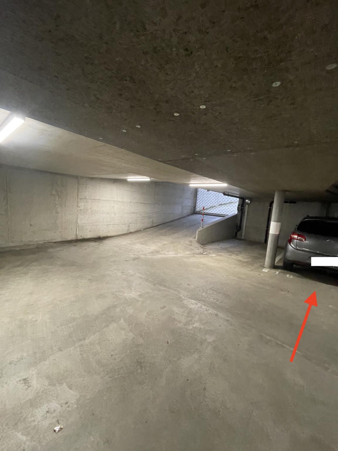 Place de parc intérieure dans parking souterrain