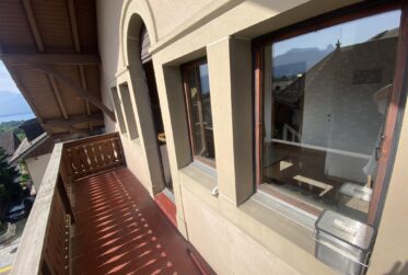 Superbe appartement rafraîchi de 2 pièces dans les combles avec balcon
