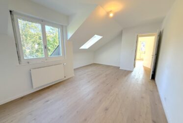Grand appartement de 3.5 pièces avec balcon, au dernier étage