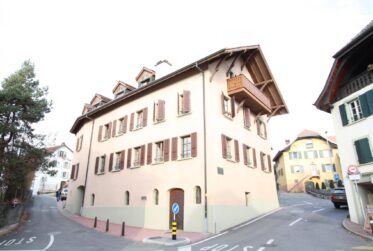 Superbe appartement rafraîchi de 2 pièces dans les combles avec balcon